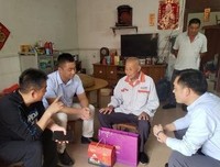 拜访退伍军人参观红色基因传播基地