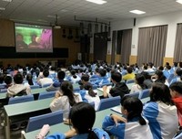 “扬帆起航”社会实践队组织孩子们观看励志电影