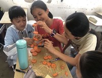 这群孩子，用萝卜和牙签搭出了一座塔