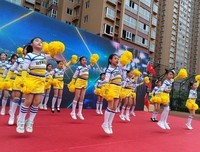 文艺汇演前，手势舞的准备