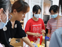 南药科技志愿社会实践队探秘南药保健糕点制作