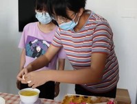 南药科技志愿社会实践队制作保健糕点有感