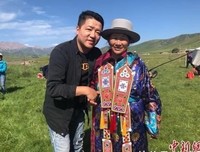 自律自信做好媒人 双向传播民族文化