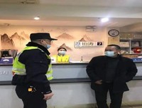 看到老板态度如此坚决几个邻居说，就他这样做生意，等