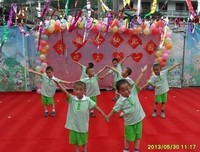 孩子们冒雨而来