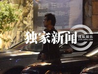 吃饭的时候，她突然当众脱掉nei裤，开始...