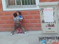 用肉体换金钱的女孩，其实是父母的教育方式错了！