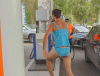 女友要穿xing感泳衣陪一群男人.....我该怎么办？！