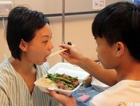 女同事当我面喂我男友吃自己咬过的面包
