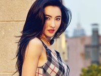 张柏芝订婚巴黎，粉丝纷纷祝福，谢霆锋9个字冷漠回答，