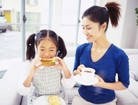 那个吃饭时不停拍照的女孩，到底活成了什么样子