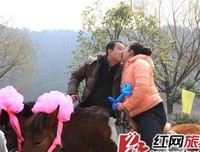 立刻接吻。