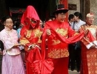 新婚夜，婆婆睡在我和老公之间
