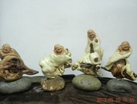 这位菩萨，将“孝”字顶在头上