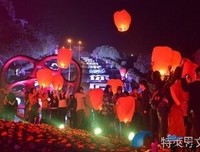 马航MH370，她还等你：爱情是我还在，我就等你。