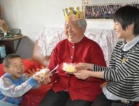 一女三儿竟然这么给母亲过生日！全国出名了！