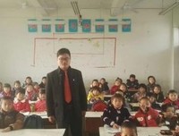 她一气之下，嫁给了他爸。