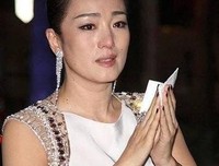 52岁巩俐见到张艺谋哭成泪人：我们为什么总是错过最爱