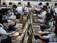 美术生走在淡淡金色的黄昏