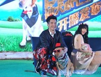 “没有人能笑着从男朋友手机里走出来。”