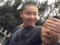 单亲爸爸下跪痛哭！这辈子你为谁流过泪？