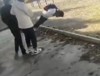 你未成年，就可以打人了吗？