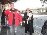 我带中风后的外公去看了一场粤剧。