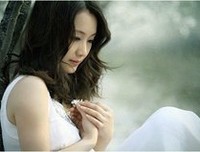 别坐在角落里