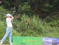 席梦思上开车的小两口，翻了