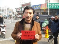 工厂关门后，院办和在街头“要饭”的务工老哥聊了聊