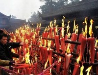 喜欢烧香拜佛的人看看，不要再浪费金钱了！