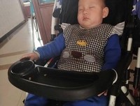 推着小车慢慢悠悠逛着