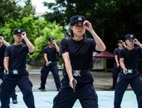 嗯……岂止是语言交流，还有‘肢体交流’！