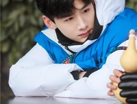 昨天，我在她的坟前哭了一天，酒喝光了，话也说完了