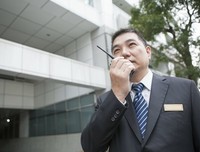 外国男子“裸奔”打保安，给了所有人一个响亮的巴掌！
