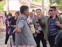 大衣哥朱之文家门被踹：你要懂得委婉，也要勇于亮剑