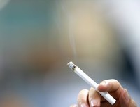 前妻窗台只要放上红玫瑰，老公就要出门抽烟！