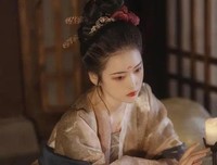 青灯下的倩影