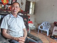 滨海乡村，一位老人在家自娱唱歌