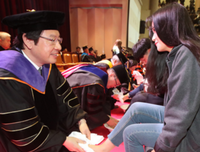 大学校园里的妹子，心中各怀着希望与阳光