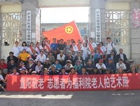 2个年轻人把老人拍成了奇葩艺术品，曝光后笑哭了数万网