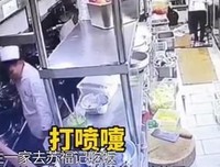 厨师不戴口罩还往菜里吐口水，我吐了