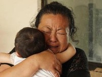 离婚后，6岁女儿掰断了三.儿399的口红，奶奶说“掰得好