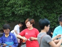快递员被诬陷崩溃大哭，客户女儿一句话引众怒：父母品