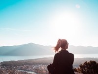 女人嘴上拒绝，心里却渴望男人主动的3件事！