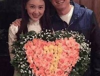 高晓松太气人！看看他背后这个神秘女人，就都明白了！