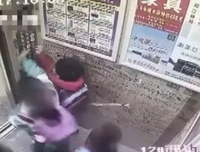 体育生在医院电梯强吻男友，被监控拍下