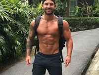 体育生当着医生的面，掐了男友的屁股