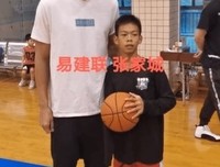 14岁独臂篮球少年走红：看到他，你还有什么理由不努力
