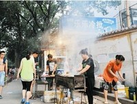 没人会不想念，楼下搬走了的煎饼摊和麻辣烫